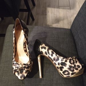 Gianni Bini Platform sandals